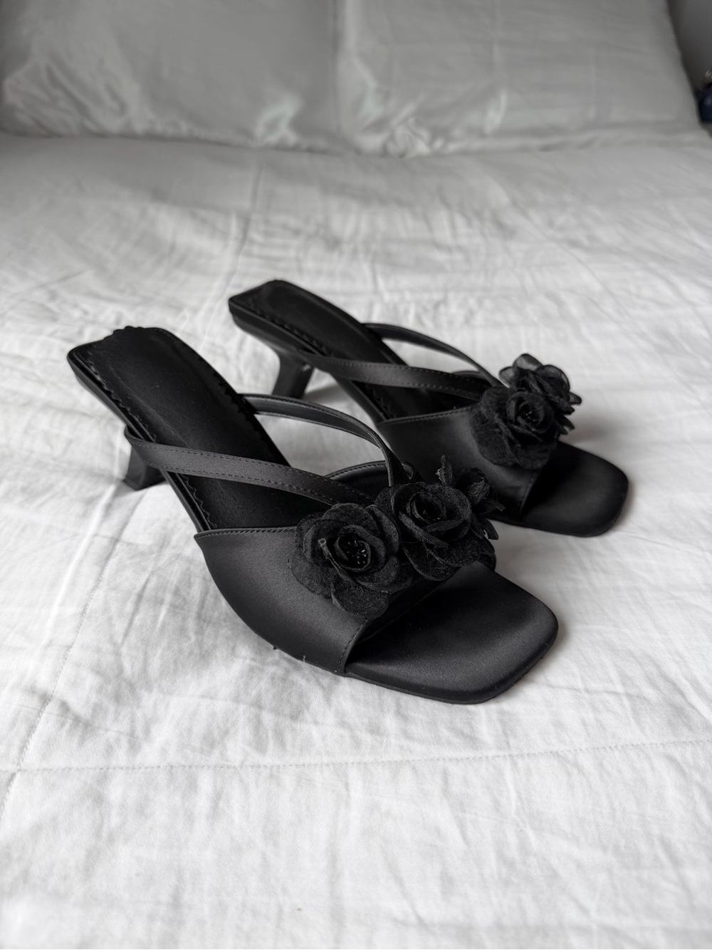 Vepose Black Satin Floral Strappy Kitten Heels / Sandal / Mules Size 7.5